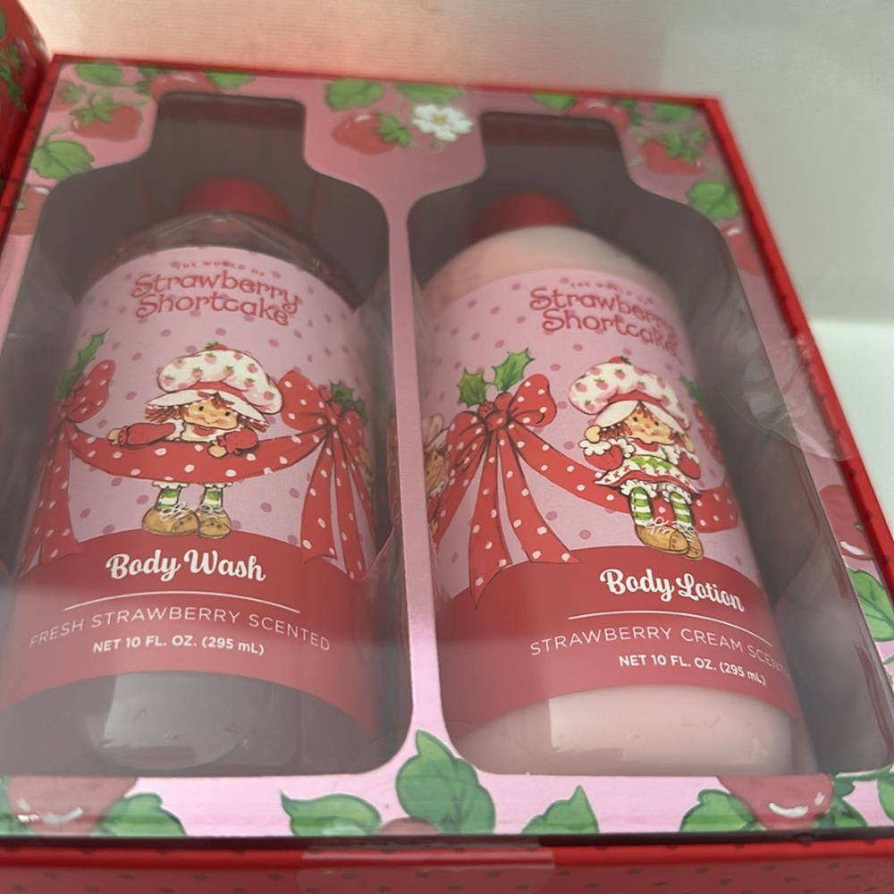 Strawberry Shortcake Bath Setof Body Wash and body Lotion in 10 Fl. Oz. Bottles. - Picture 4 of 5